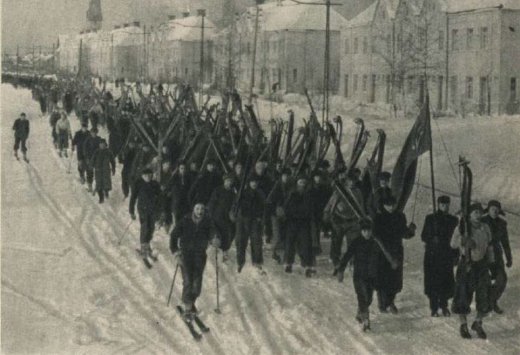 Komjaunatnes slēpošanas krosa gājiens Rīgā 1941.g.. Šodien slēpotājs, rīt - sarkanās armijas cīnītājs. Kross – jaunās sociālistiskās iekārtas fizkultūriešu audzināšanas veids. Atpūta Nr.5