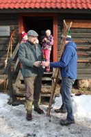 Dainis Pūka ziedo Slēpju muzejam sava vectēva Ferdinanda Bauera telemark slēpes, kas ražotas Tilinga uzņēmumā 1930. gados. Foto: K.Freimanis